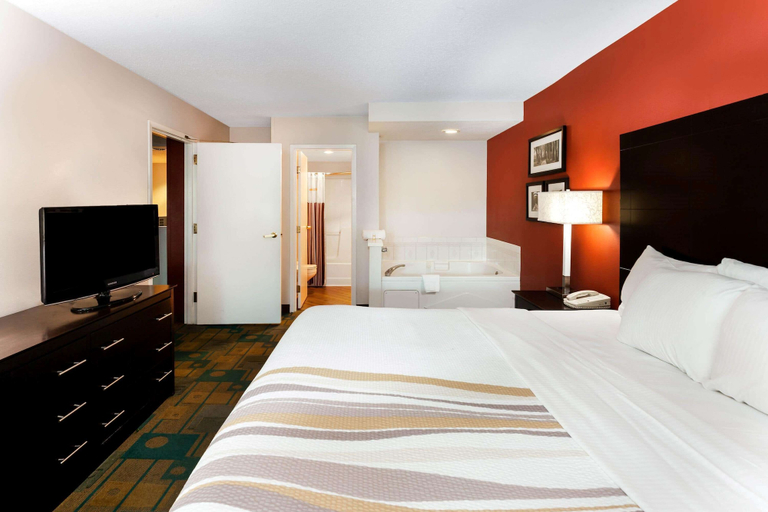 Bedroom 3, La Quinta Inn & Suites by Wyndham Milwaukee Bayshore Area, Milwaukee