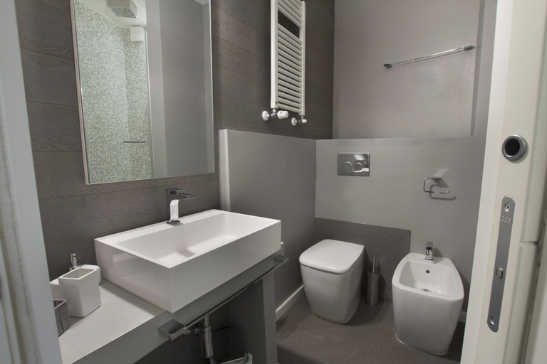 Bathroom 4, Midnight in Genova, Genova