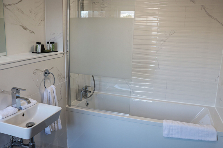 Bathroom 4, Thames Riviera Hotel, Sure Hotel Collection by Best Western, Windsor and Maidenhead