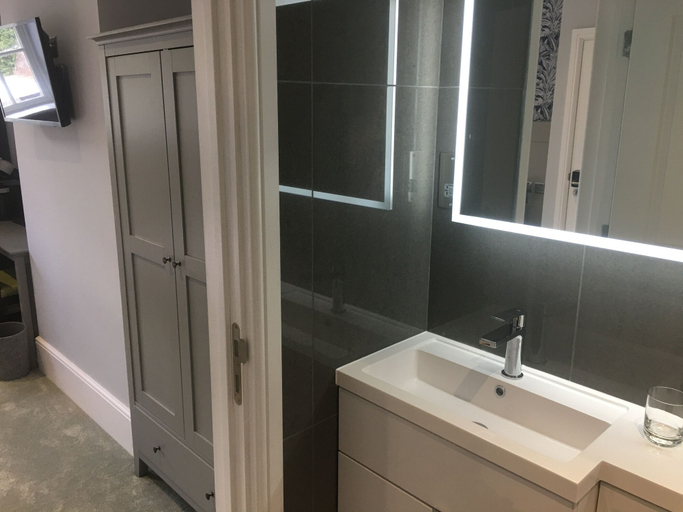 Bathroom 4, The Bulls Head Inn, Surrey