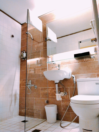 Bathroom 5, the Retro Tai-Pan 2, Tainan
