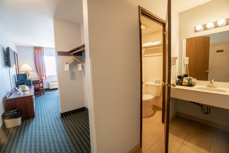 Bathroom 3, Clover Island Inn, Benton