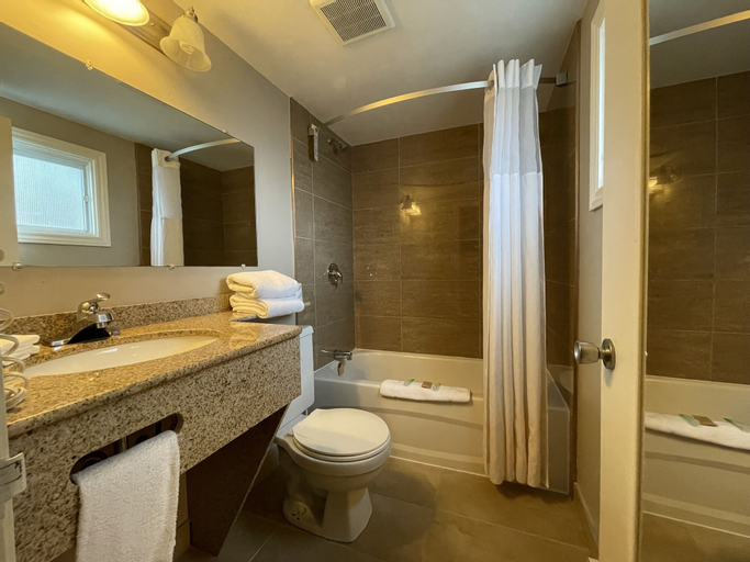 Bedroom 4, Super 8 by Wyndham Gananoque/Country Squire Resort, Leeds and Grenville