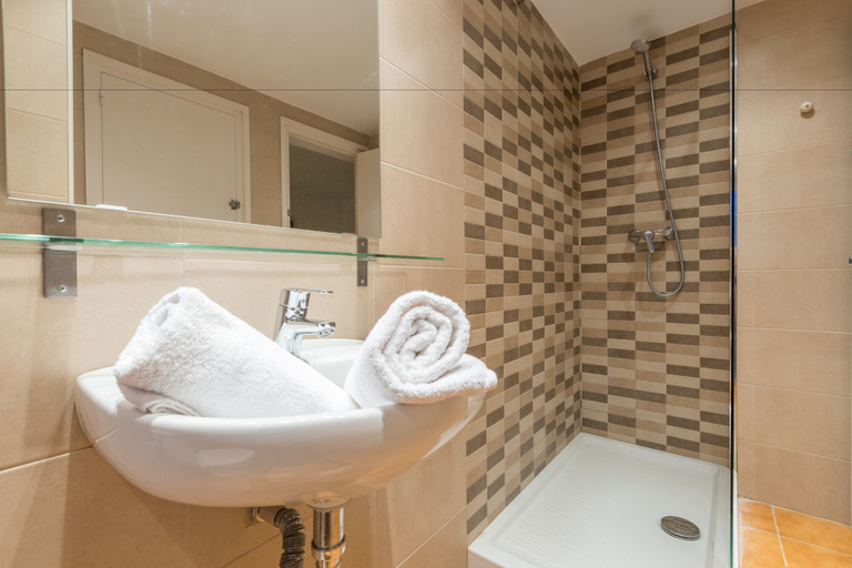 Bathroom 4, Bungalow La Barca, Girona