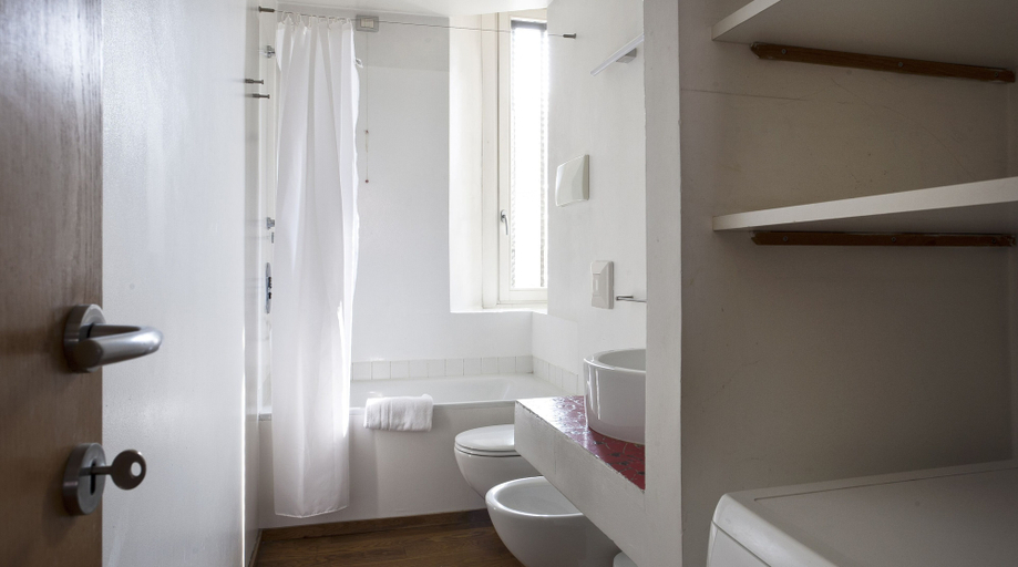 Bathroom 5, Borsieri 22, Milano