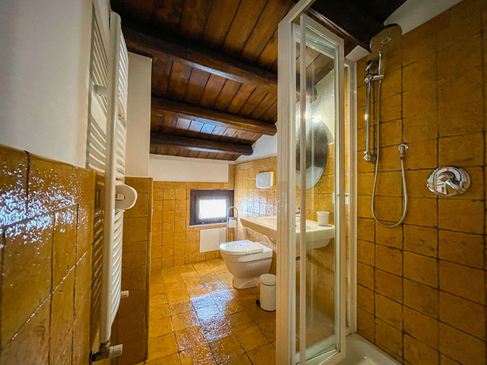 Bathroom 5, La Plumeria Hotel, Palermo