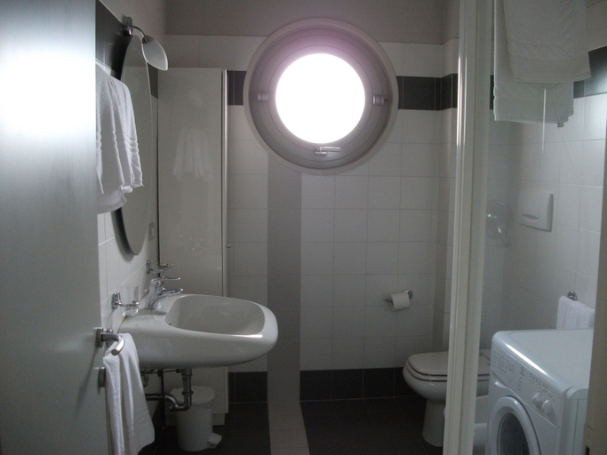 Bathroom 3, Vista Hotel & Residence, Mantua