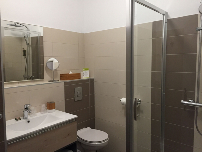 Bathroom 3, Hôtel Du Pont Vieux, Aude