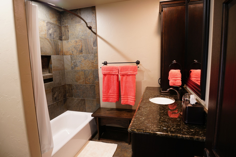 Bathroom 3, Hidden Meadows B&B, Payne