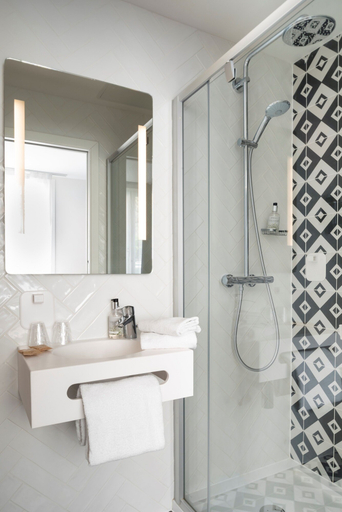 Bathroom 4, Hotel Des Lys, Yvelines