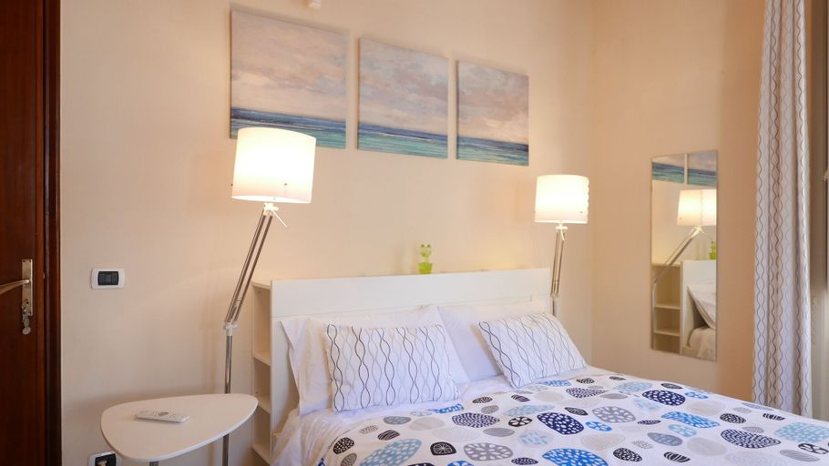 Bedroom 5, Three Rooms, Messina