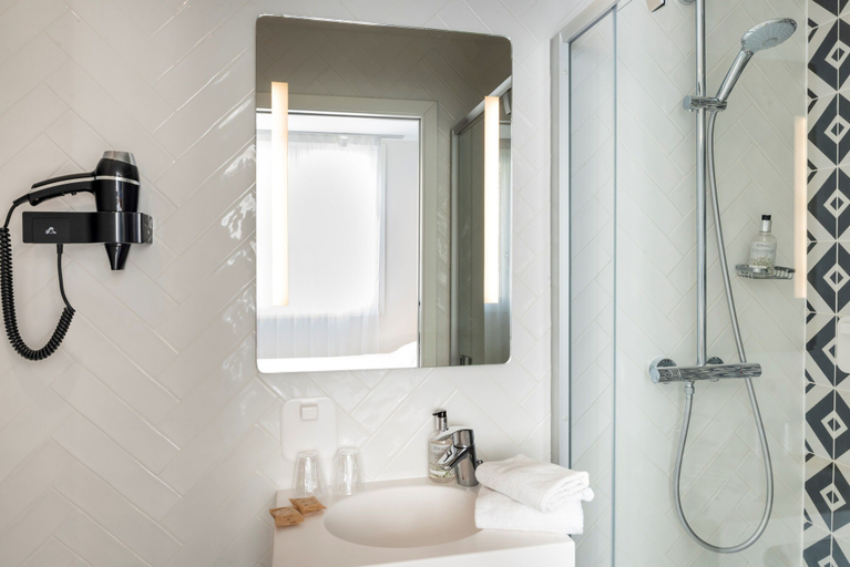 Bathroom 4, Hotel Des Lys, Yvelines