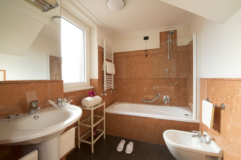 Bathroom 5, Hotel Gregoriana, Rome