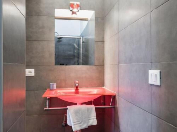 Bathroom 5, Ai Musei Vaticani Best Bed, Rome