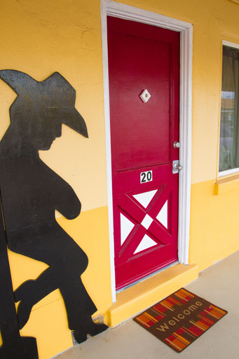 Others 5, Brad's Desert Inn, Navajo