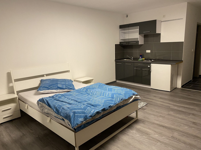 Bedroom 3, Pension Neon, Mannheim