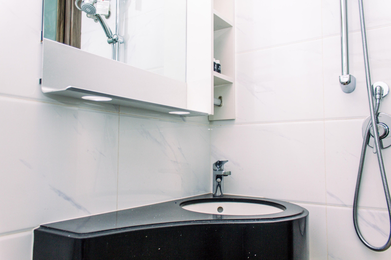 Bathroom 2, Studio With Cozy Design At Sky House Bsd Apartment, South Tangerang