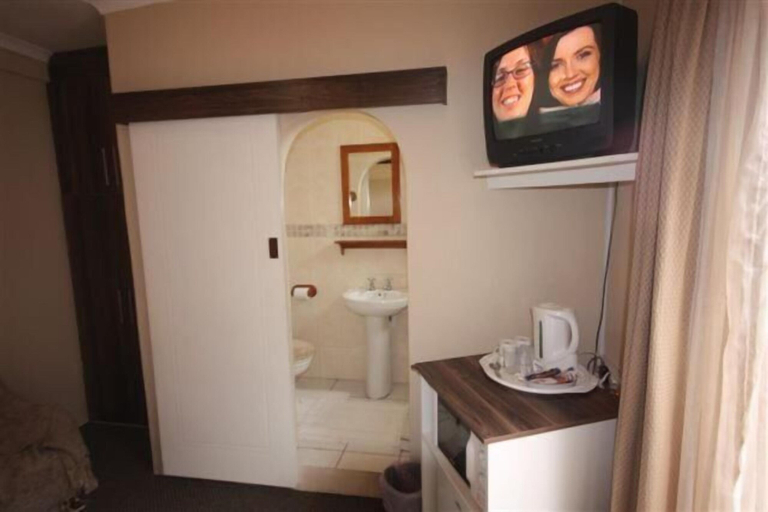 Bathroom 3, Bluewater Guesthouse, Nelson Mandela Bay