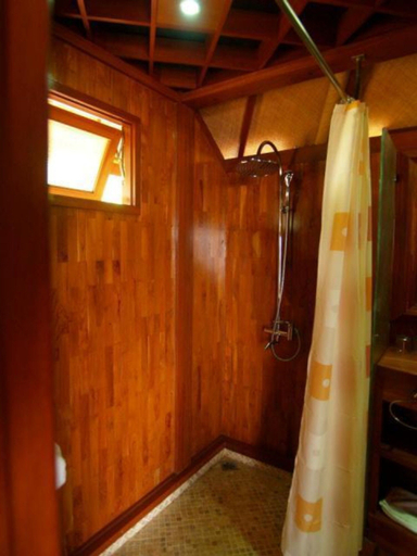 Bathroom 5, Fare Vai Nui