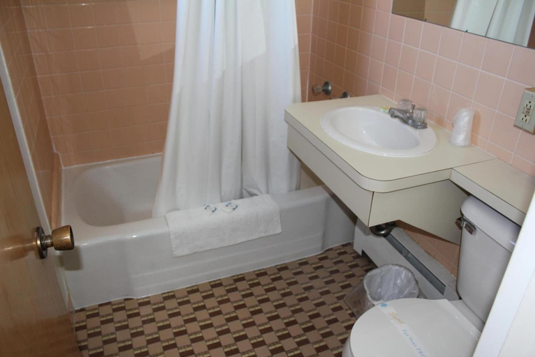 Bathroom 4, Hastings Inn, Adams
