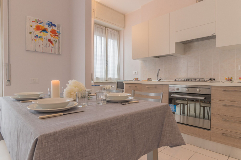 Others 5, Alexis House, Lecco