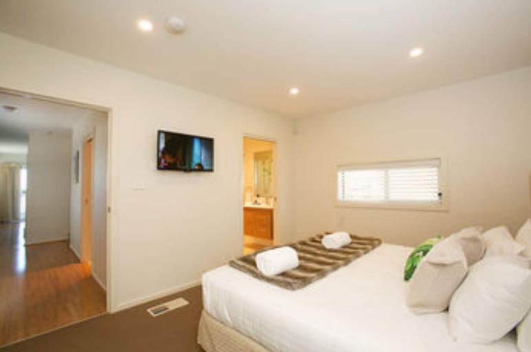 Bedroom 3, Caves Coastal Bar & Bungalows, Lake Macquarie - North