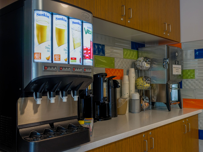 Food & Drinks 5, Super 8 by Wyndham Sault Ste Marie On, Algoma