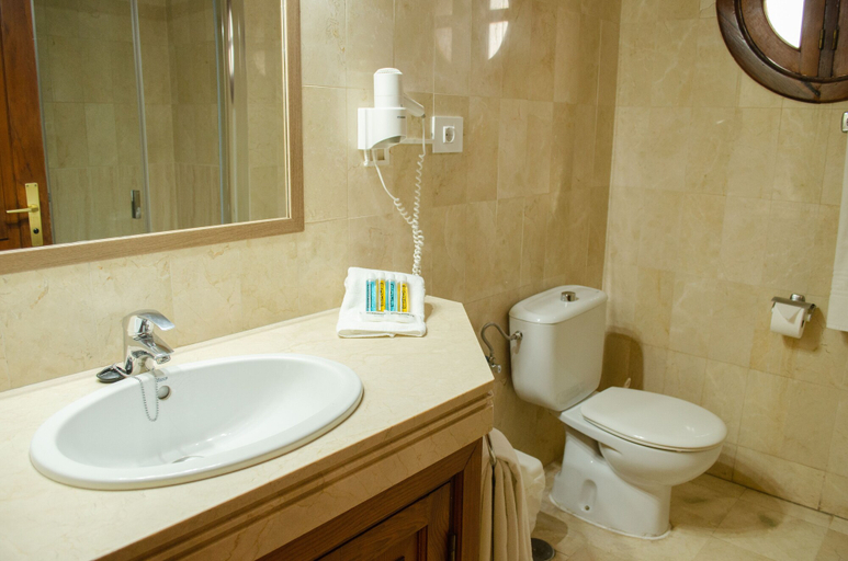 Bathroom 4, Klayman Olivina Aparthotel, Santa Cruz de Tenerife