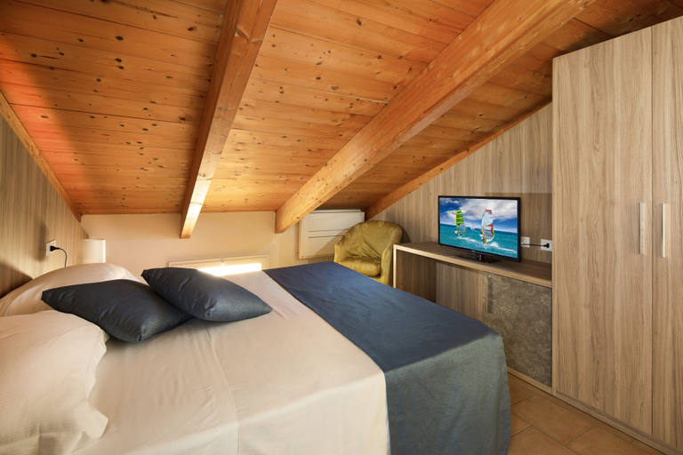 Bedroom 2, Mansarda Cannes, Rimini