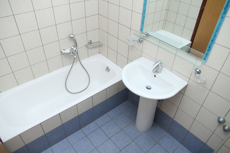 Bathroom 5, Pennystella Apartments, Crete