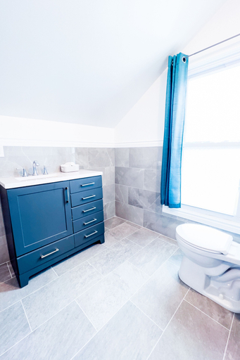 Bathroom 4, The Griffon House, Niagara