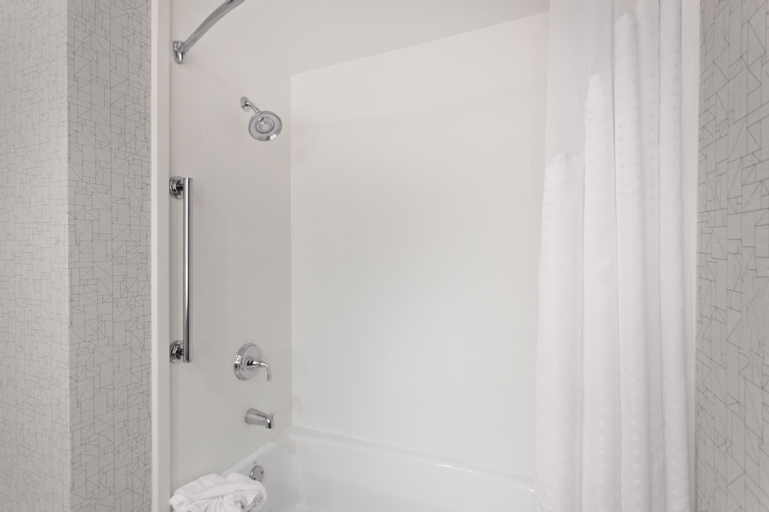 Bedroom 5, Holiday Inn Express & Suites OAKLAND-AIRPORT, Alameda