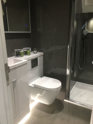 Bathroom 4, The Bulls Head Inn, Surrey