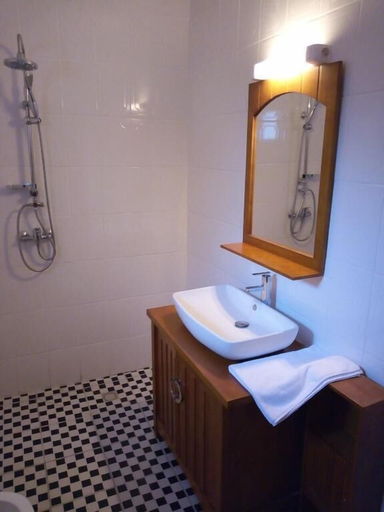 Bathroom 3, Hotel Edenia, Komo-Mondah