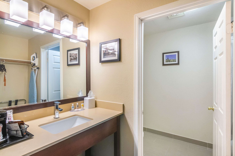 Bathroom 5, Comfort Inn & Suites Mojave, Kern
