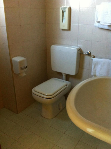 Bathroom 4, Hotel Atleti, Foggia