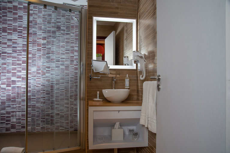 Bathroom 4, Be Poet Baixa Hotel, Lisbon