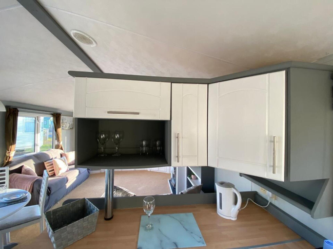 Others 5, Immaculate 2-bed Static Caravan Near the Lake, Cumbria