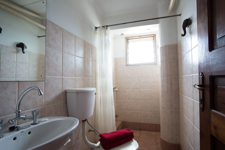 Bathroom, Q-Bar & Guest House, Kinondoni