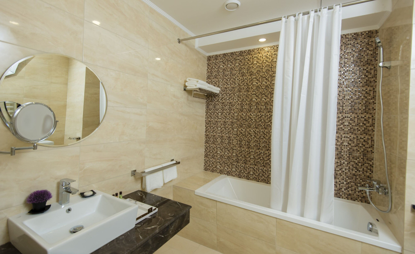 Bathroom 4, Bristol Central Park Hotel
