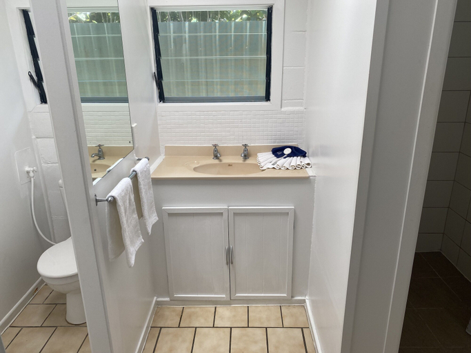 Bathroom 5, The Black Pearl Beach Side Apartments, Rorotonga