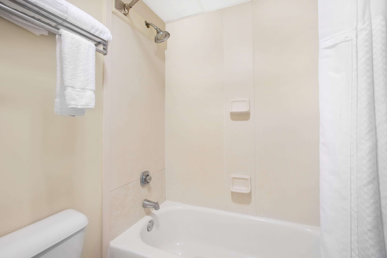 Bathroom 4, Days Inn by Wyndham Metter, Candler