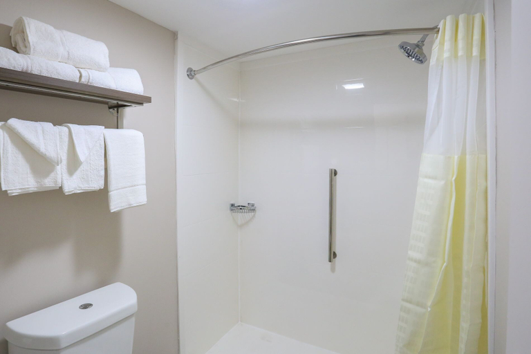 Bathroom 4, Oasis Inn, Beaufort