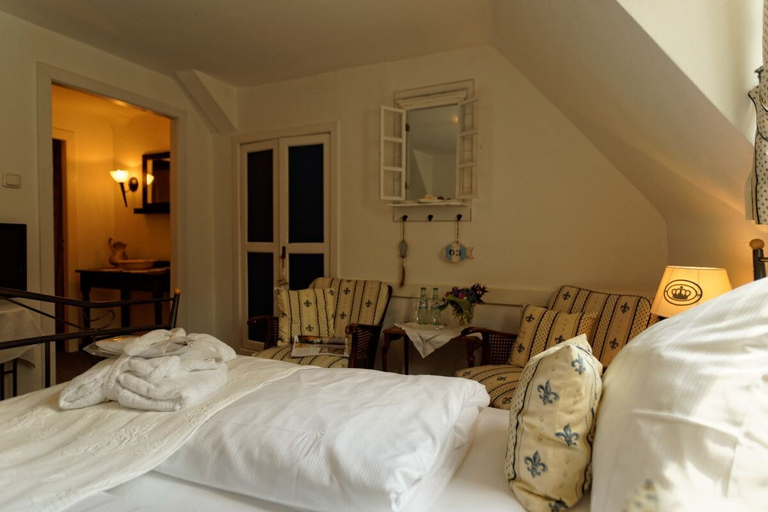 Bedroom 2, Burghaus & Villa Kronenburg, Euskirchen