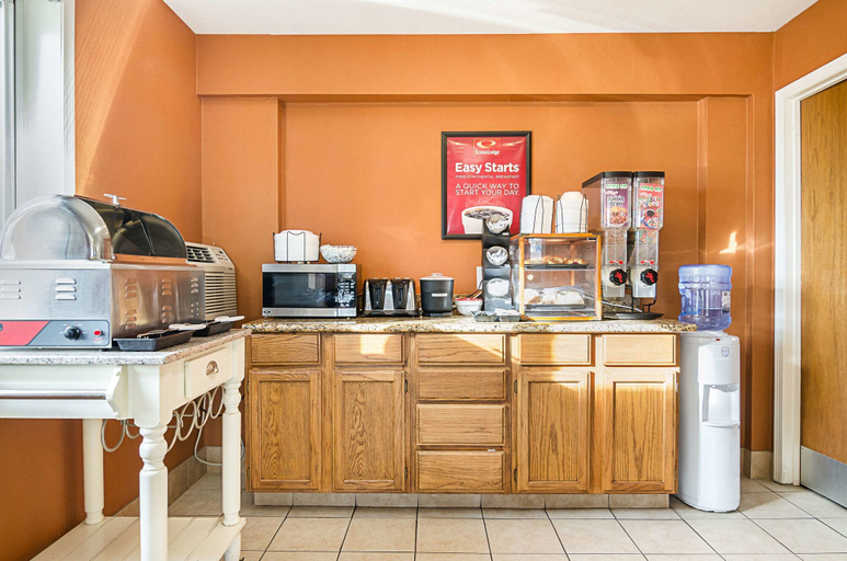 Food & Drinks 5, Econo Lodge Hays I-70, Ellis