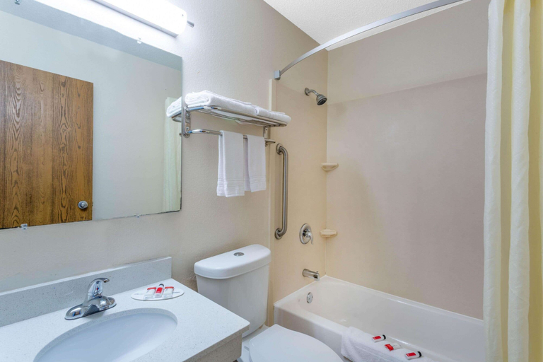 Bathroom 4, Super 8 by Wyndham Abingdon VA, Washington