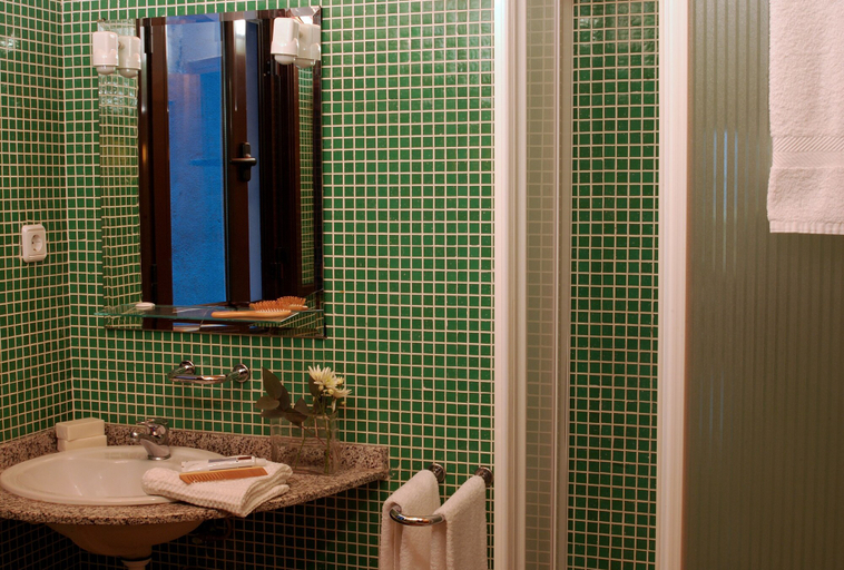 Bathroom 4, AinB Las Ramblas-Guardia Apartments, Barcelona