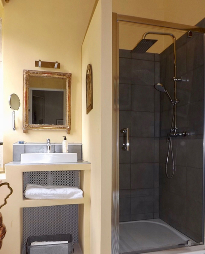 Bathroom 5, Domaine de Lalat, Charente