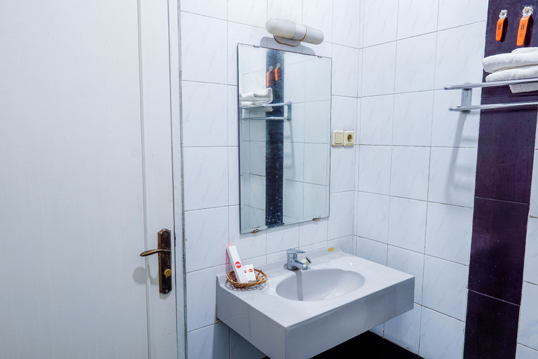 Bathroom 4, Collection O 1452 Hotel Utari, Bandung