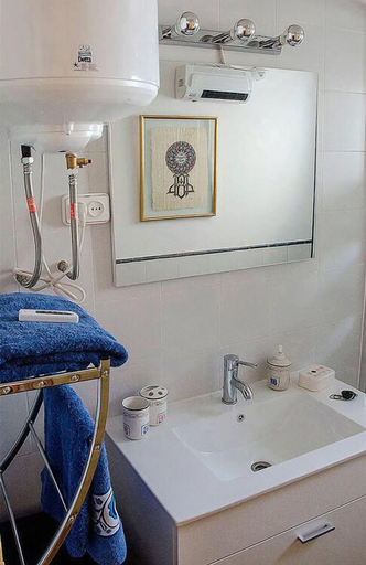 Bathroom 3, Oscar Apartments, Barcelona